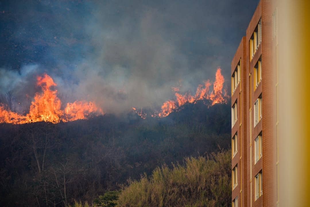 Incendio cercano a residencias en El Hatillo fue controlado casi en su totalidad este #14Abr (Fotos)