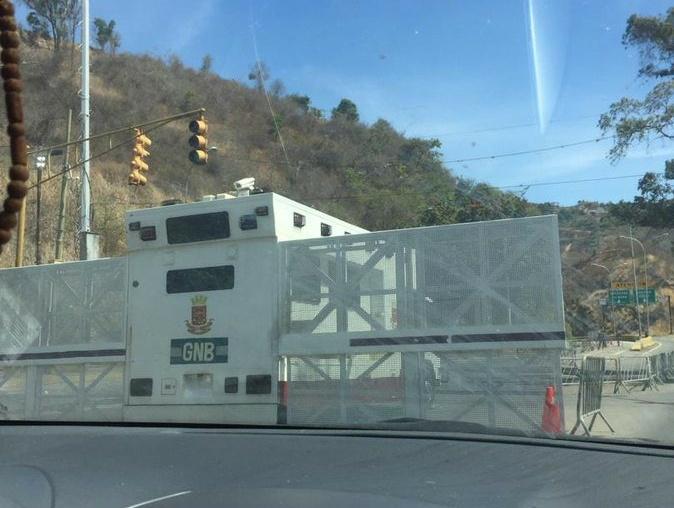 EN FOTO: Cierran accesos de entrada y salida a Caracas desde la panamericana este #25Abr