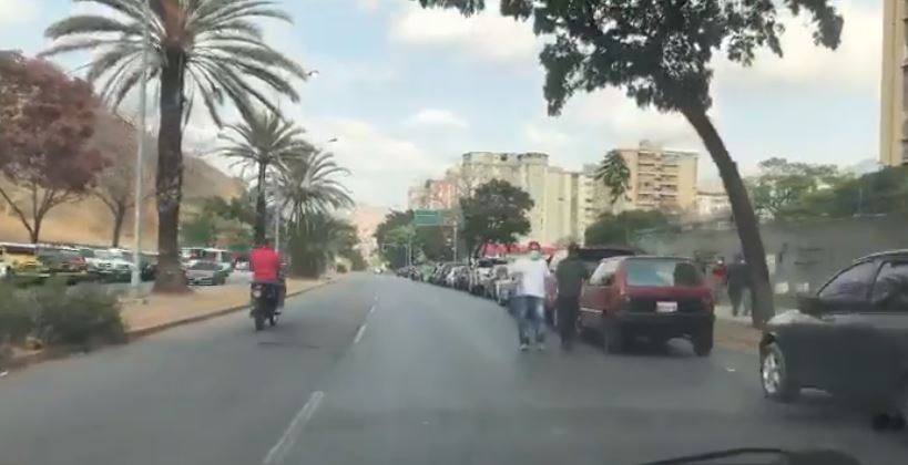 Así está la MEGA COLA de usuarios para echar gasolina en Montalbán #18Abr (Video)