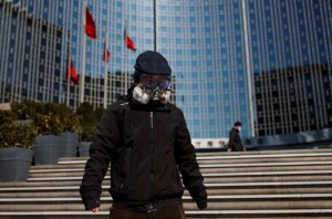 Pekín amplía restricciones ante el temor a una propagación masiva del brote