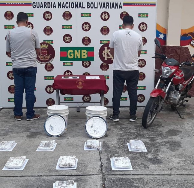 GNB captura a pareja de motorizados con droga escondida en cuñetes de pintura