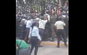 Funcionarios de la GNB encerraron a personas que estaban sin tapabocas en Guárico #23Abr (Video)