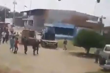 EN VIDEO: Así pusieron a correr a esbirros de la GNB en una cola de gasolina en Guárico