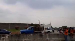 Productores agrícolas trancaron autopista en Guanare por falta de gasolina (Video)