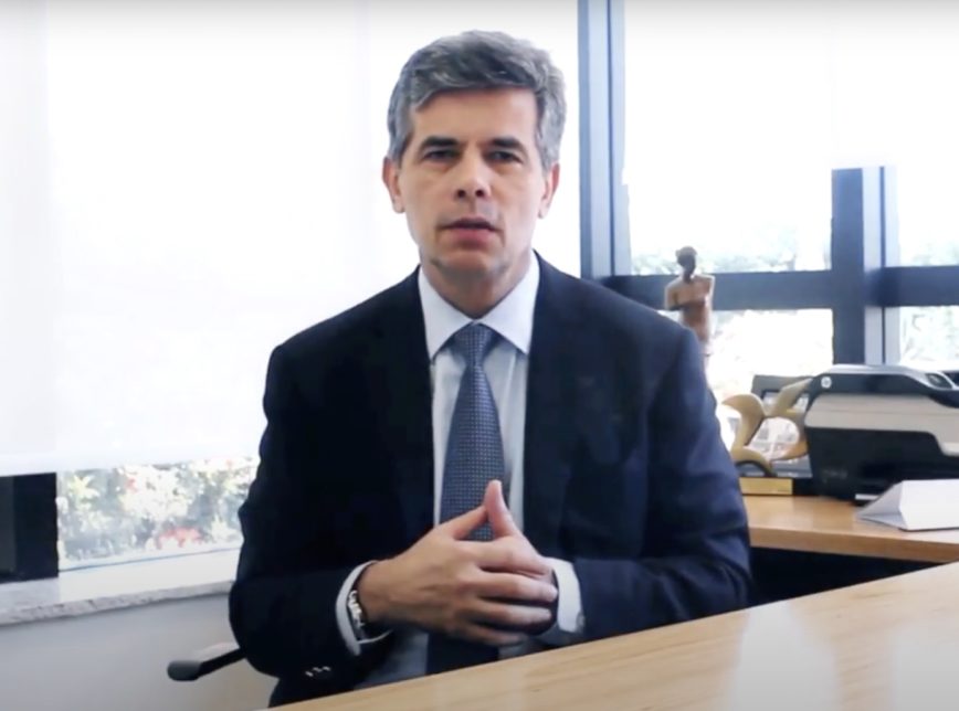 ¿Qué pasó, amiguito? Ministro brasileño se volvió “un ocho” al ponerse el tapabocas (VIDEO)