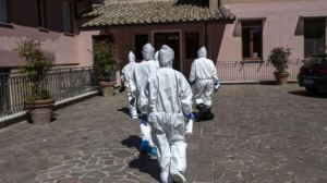 “En el ataúd de mi madre había otra persona”: El drama de los muertos en las residencias de Italia
