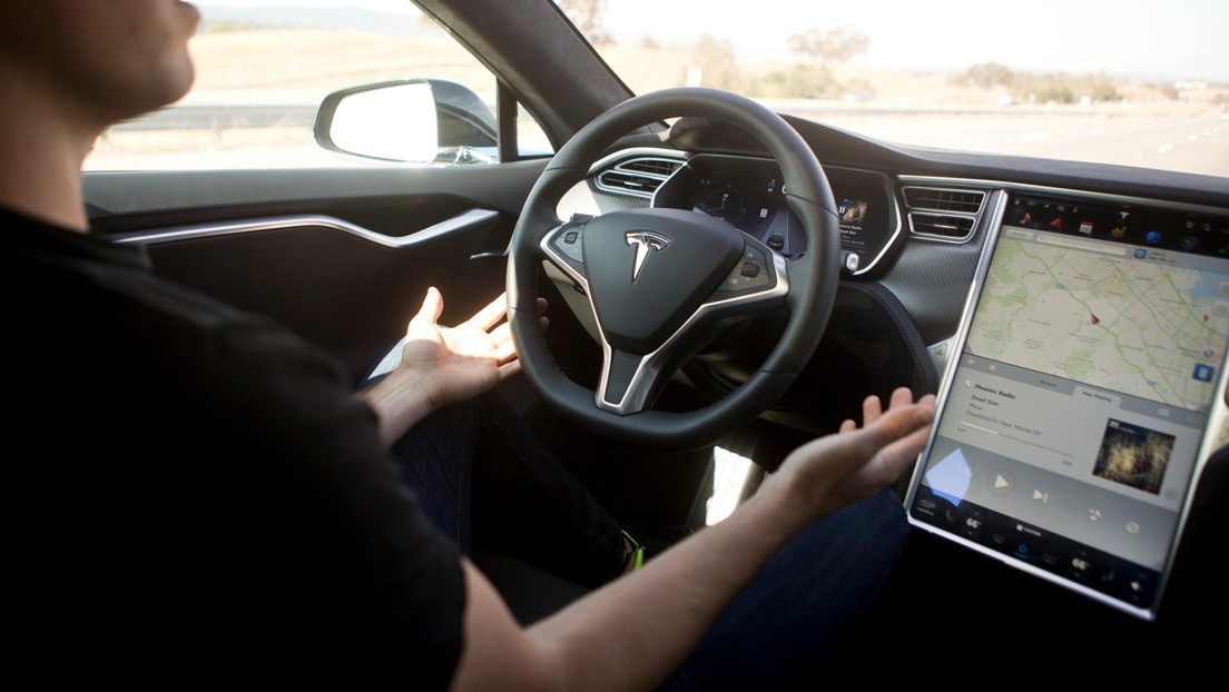 EN VIDEO: Intenta engañar al piloto inteligente de Tesla disfrazando a su novia y llama la atención de Elon Musk