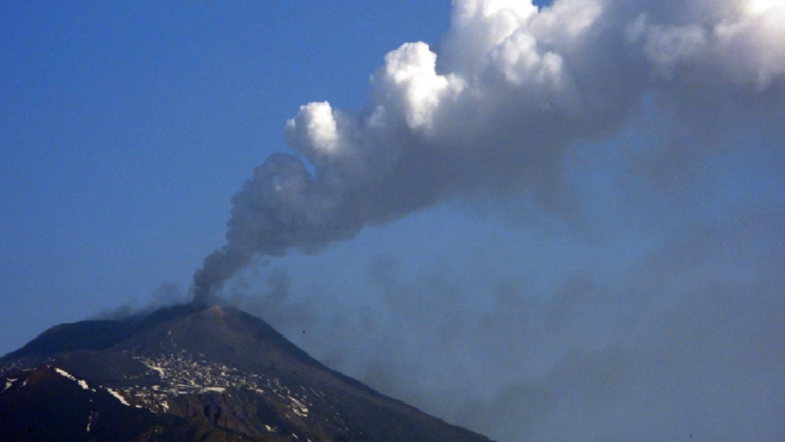 Entró en erupción Etna, el volcán activo más grande de Europa (Fotos y videos)