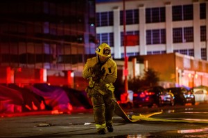 IMÁGENES: Explosión en Los Ángeles dejó al menos a 11 bomberos heridos e incendió varios edificios