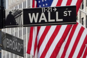 Wall Street cierra en rojo tras otra sesión centrada en el plan de estímulo