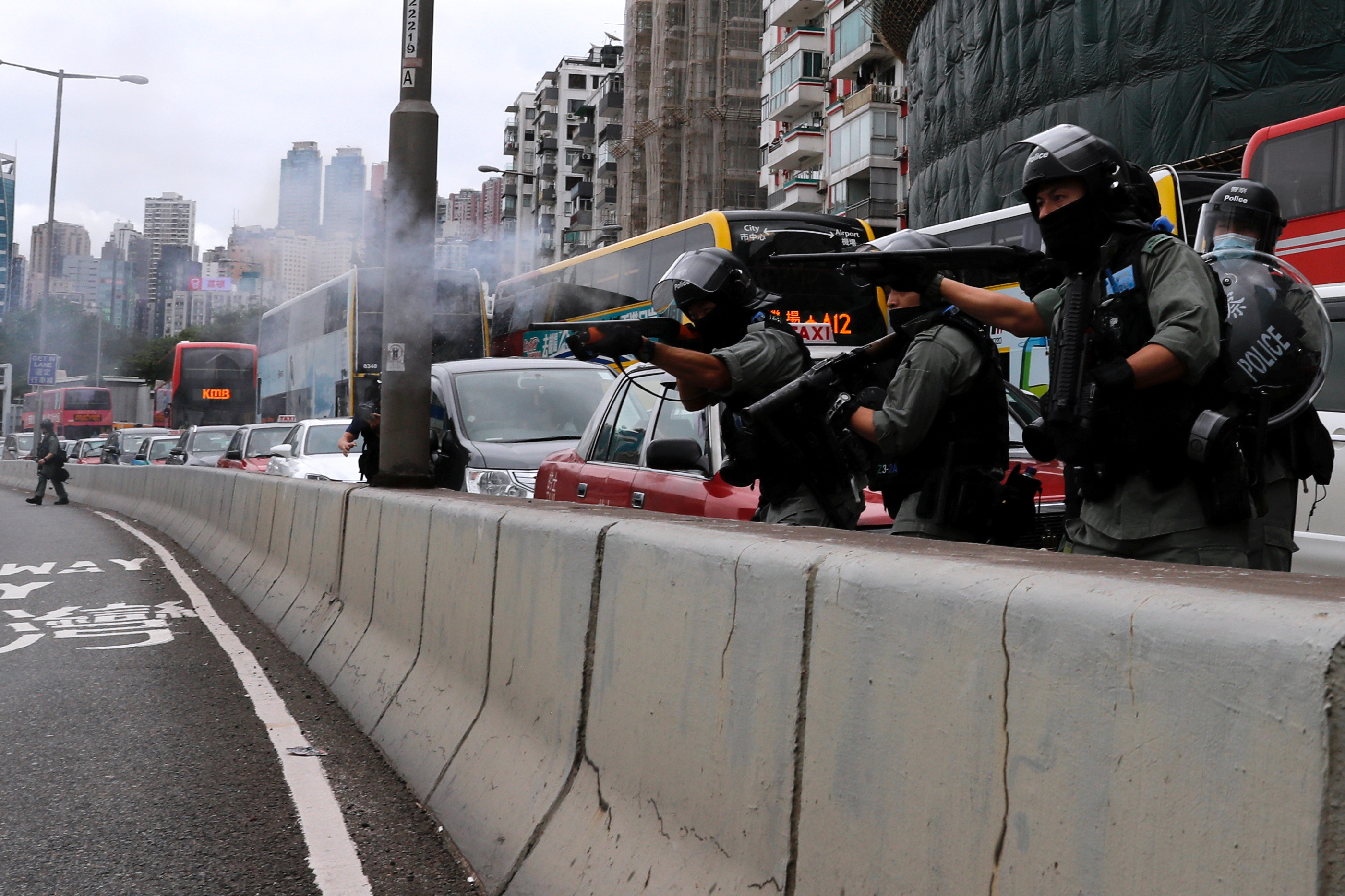La policía de Hong Kong dispara gas lacrimógeno en la mayor protesta desde el inicio del confinamiento