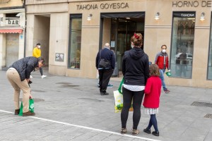 España inicia desconfinamiento con apertura controlada de pequeños comercios