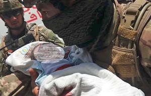 Bebé recién nacido recibe dos disparos durante ataque terrorista en Afganistán y sobrevive