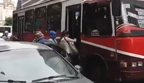 En los autobuses de Caracas el “distanciamiento social” es de nivel “chiripa” entre personas (VIDEO)