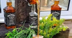 ¡Genio! Construyó una fuente de whiskey en plena borrachera de cuarentena (Videos)