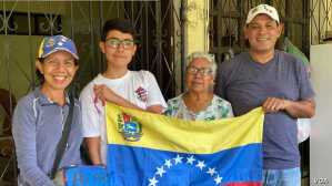 “No sabemos hasta cuándo será esto”: Familia venezolana vende arepas para sobrevivir en Nicaragua