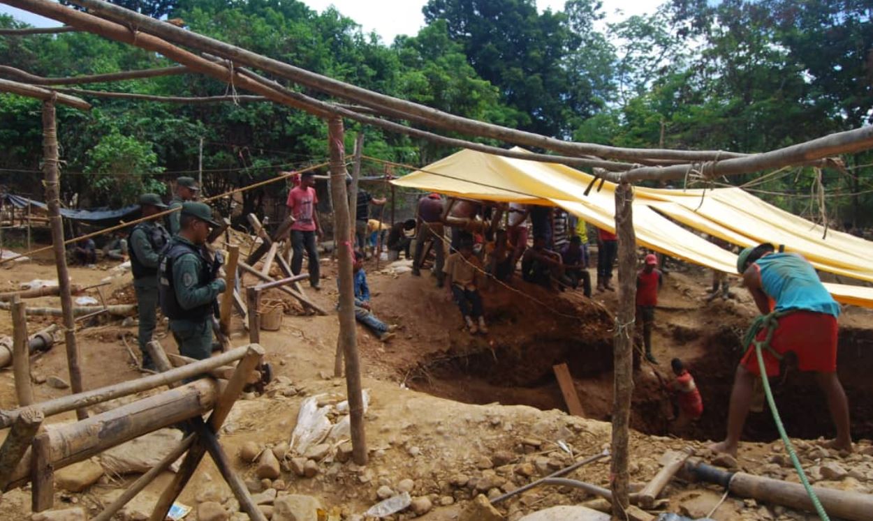 Al menos ocho personas murieron tapiadas en una mina ilegal de El Callao