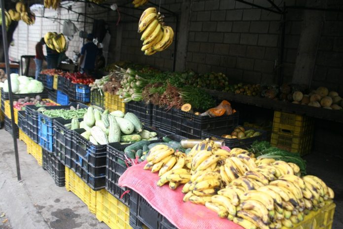 En Venezuela las frutas también se venden en dólares