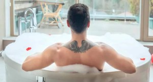 Tomó un baño durante una clase virtual, pero dejó encendida la cámara… ¿por error? (VIDEO)