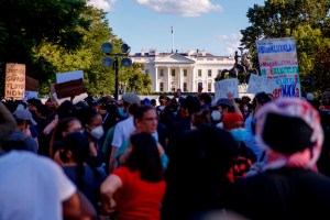 Washington decretó toque de queda tras nuevas manifestaciones cerca de la Casa Blanca