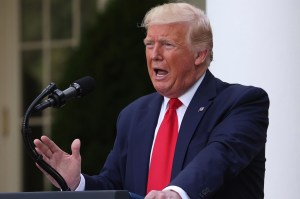 Trump dice que su exconsejero pagará un “alto precio” por la publicación de sus memorias