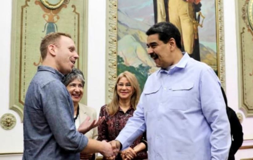 ¿Quién era el desordenado con la camisa de los “ojitos de Chávez” frente a la Casa Blanca? (+ FOTO con Nicolás)
