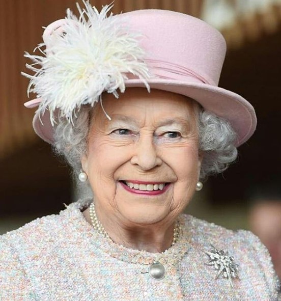 Cumpliendo con el distanciamiento social: La reina Isabel II practica distintas actividades en su palacio
