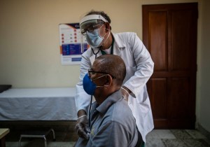 Perú autoriza contratar médicos extranjeros para combatir brote del coronavirus