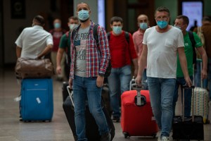 La Unión Europea extiende prohibición a viajeros estadounidenses tras el aumento de casos por coronavirus