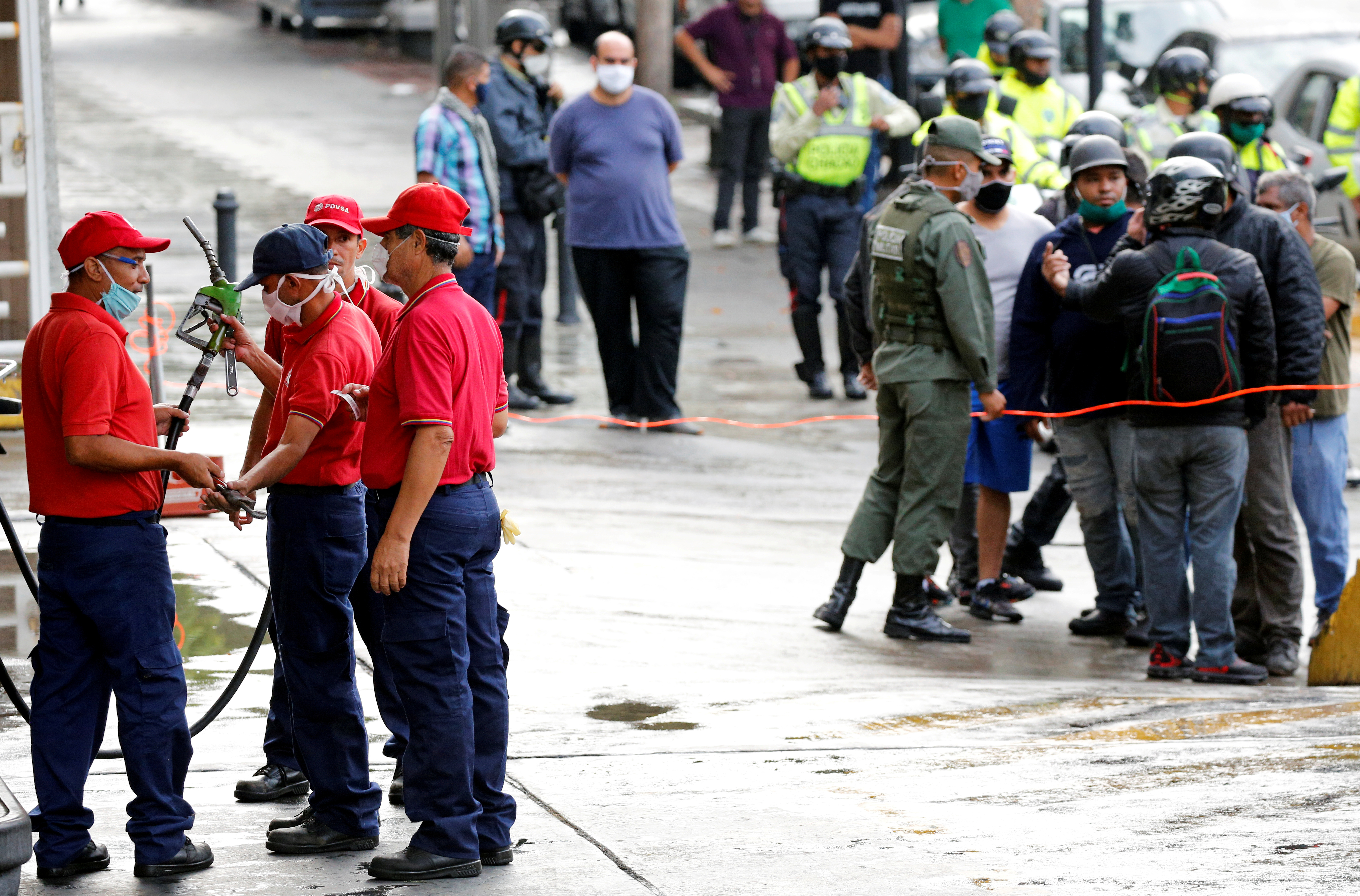 Caracas colapsada: Regalando el tiempo en colas infinitas para conseguir gasolina (VIDEOS)