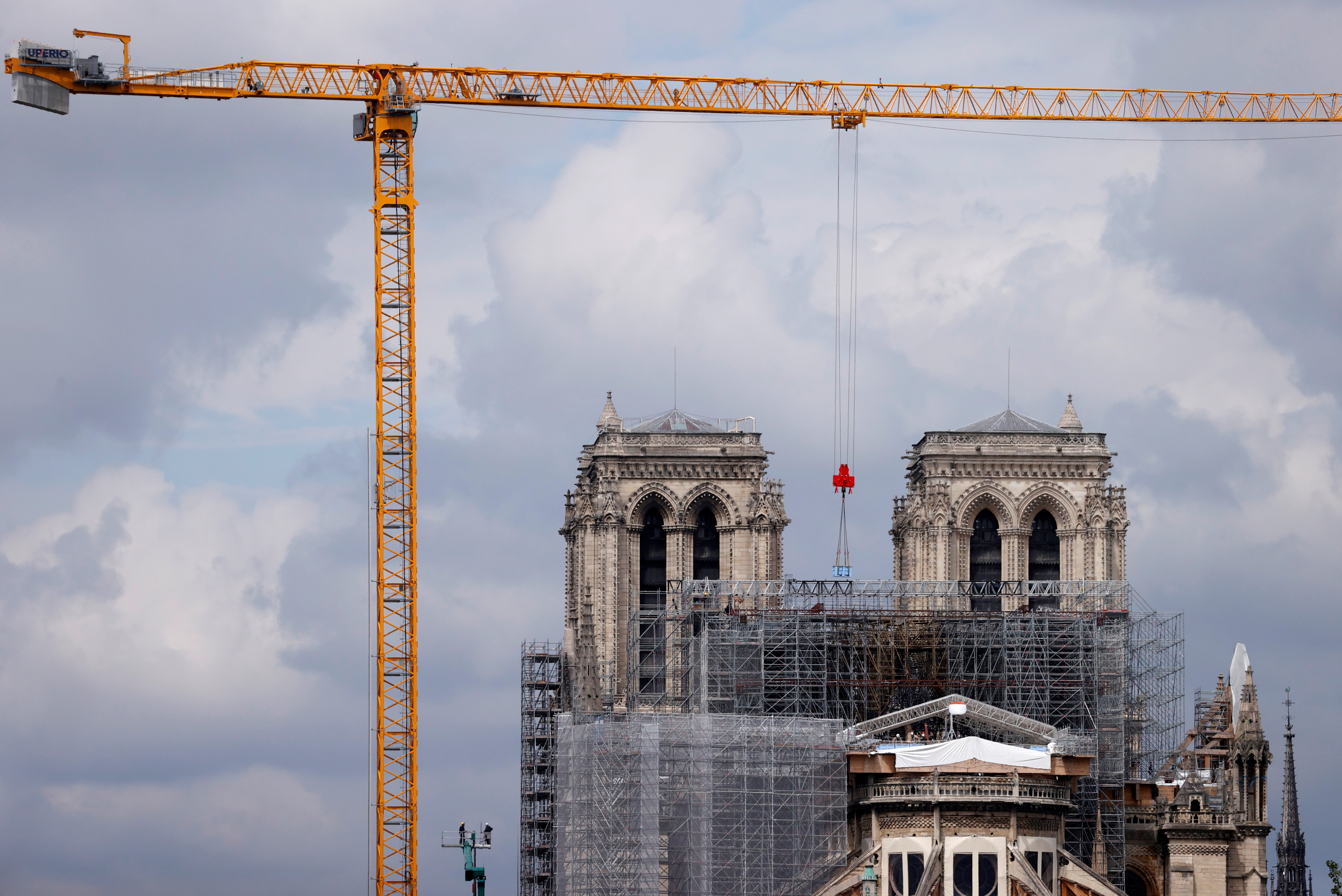 Los investigadores de Notre Dame buscan piedras para su reconstrucción