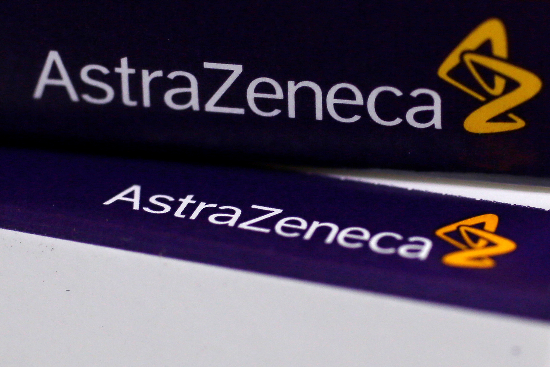 Regulador británico está revisando con urgencia datos de ensayos de vacuna de AstraZeneca