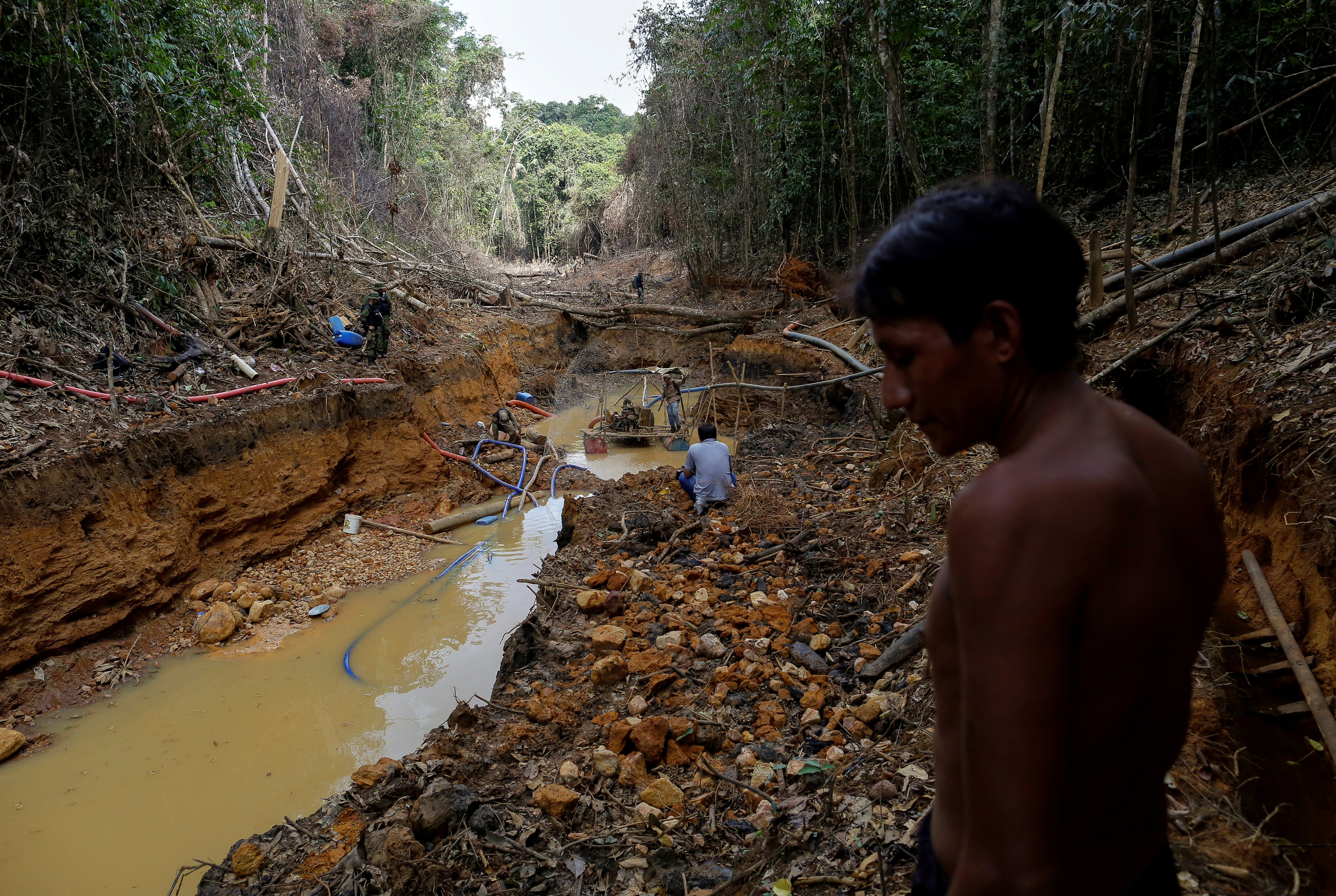 Fiebre del oro amenaza a la última gran tribu aislada en el Amazonas entre Brasil y Venezuela