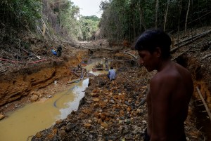Mineros matan a dos indígenas yanomami en Brasil, denuncia grupo de DDHH