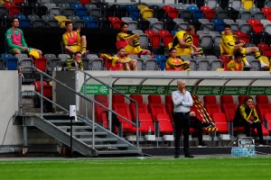 ¡Insólito! Entrenador del Borussia Dortmund se lesionó en plena celebración de gol (Video)