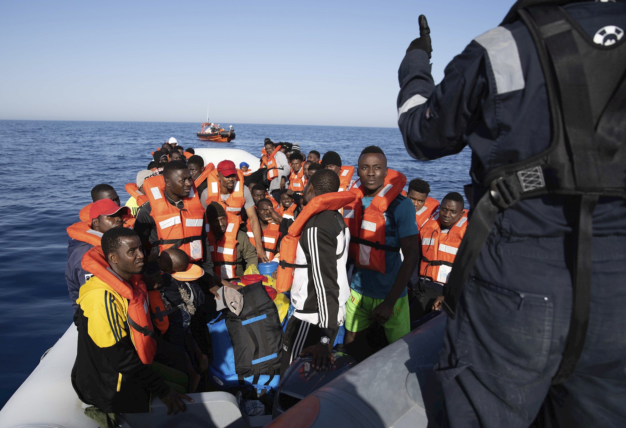 Mas de 20 migrantes rescatados y aislados en un barco italiano dan positivo en Covid-19