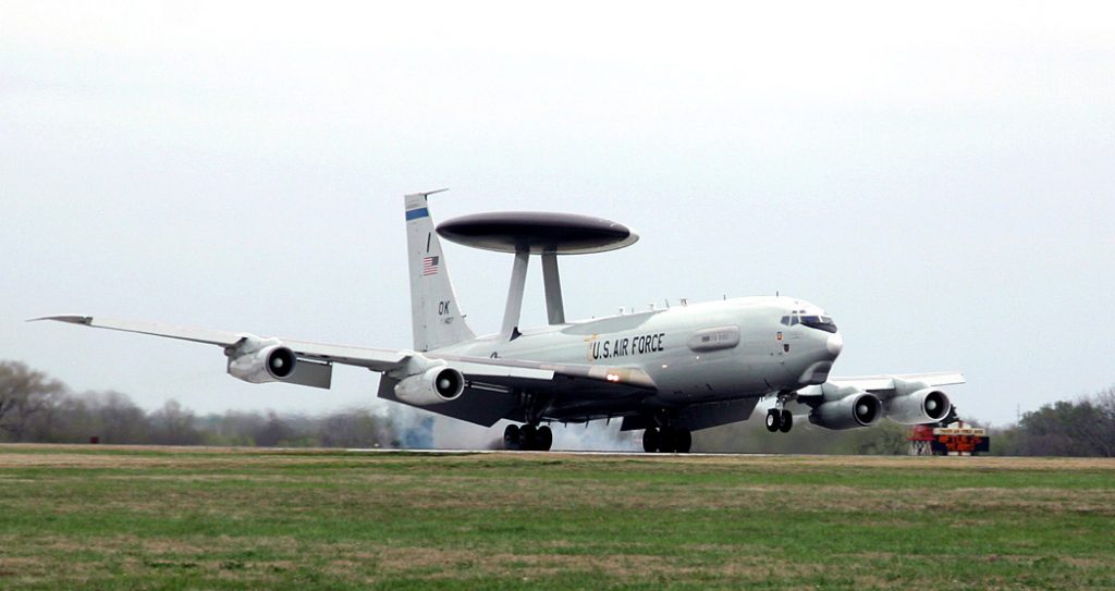 Alerta en Rusia: la Otan despliega aviones espías para vigilar su accionar militar