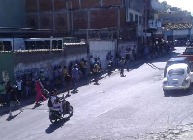 Conductores reportaron caos y confusión para surtir gasolina en Ocumare del Tuy este #6Jun