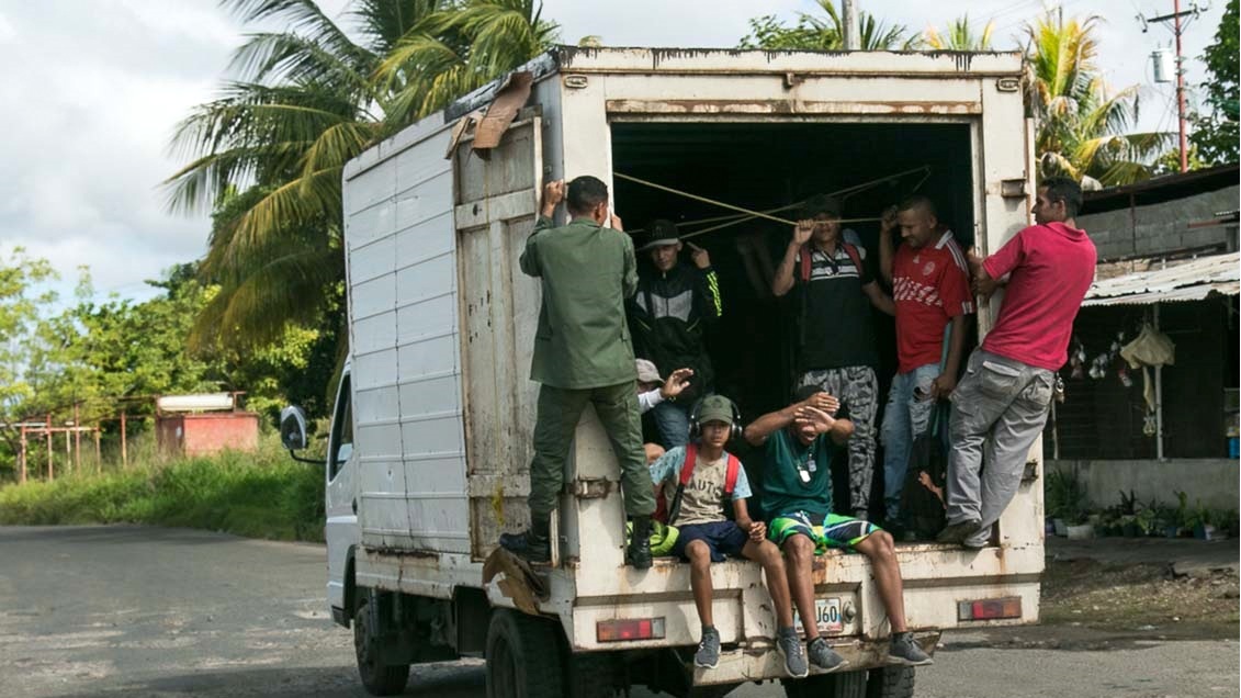 Habitantes del kilómetro 70 se movilizan en colas, vehículos de carga o camiones agrícolas por falta de transporte público