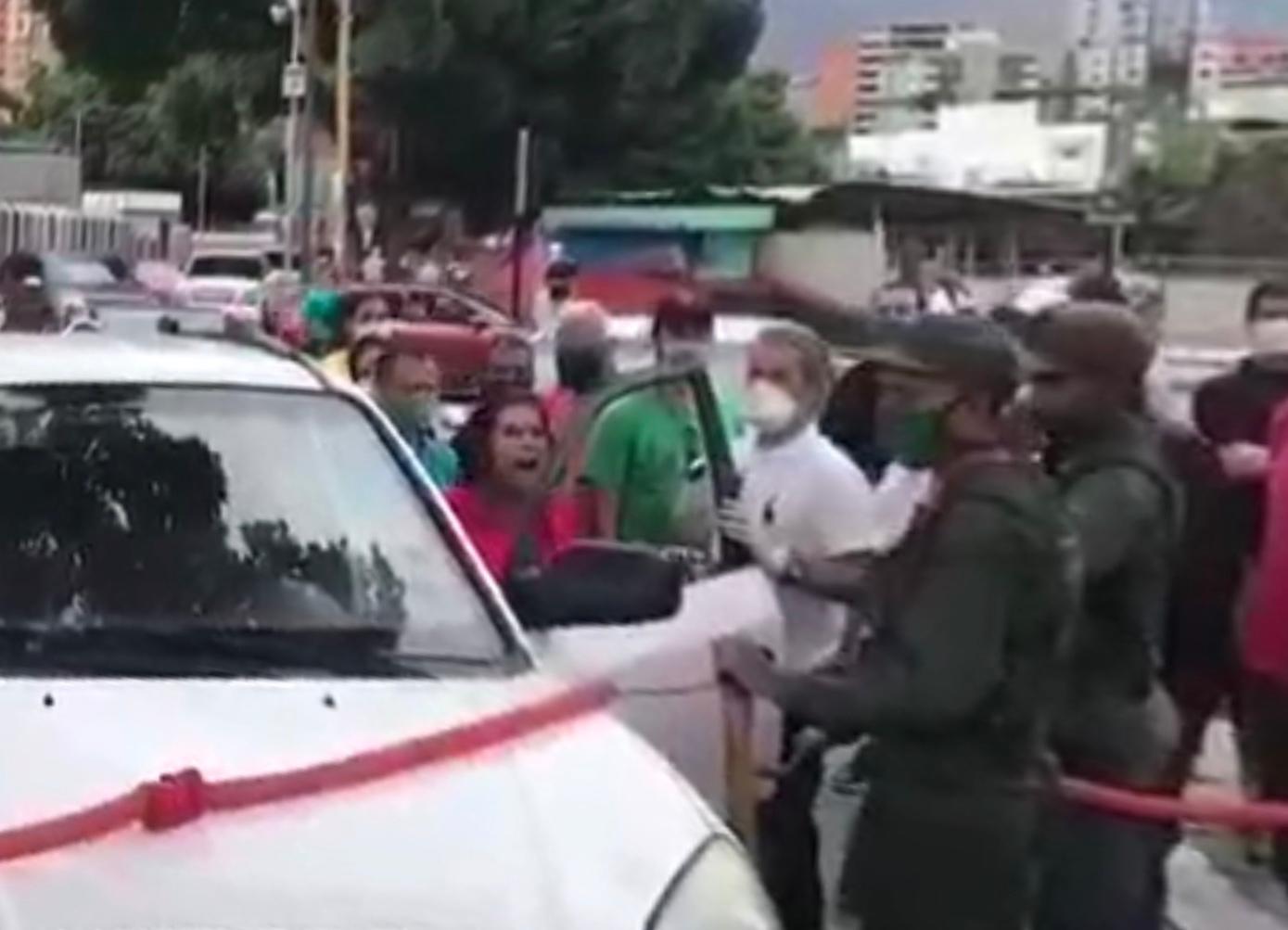 La gasolina iraní no duró nada y los conductores estallaron contra la GNB por perder su tiempo (Video)
