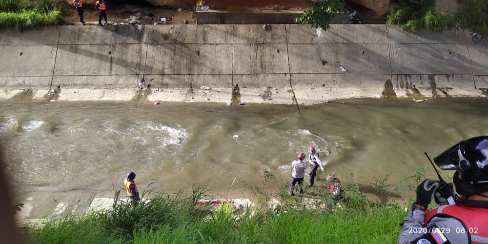 Rescatan a un individuo en el Río Guaire