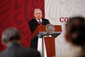 López Obrador, conmovido, lamenta la muerte del maestro Armando Manzanero (VIDEO)