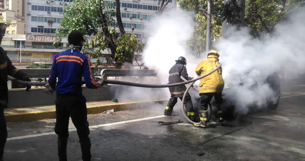 Un carro se incendió a la altura del distribuidor Los Chaguaramos #14Jun (fotos)