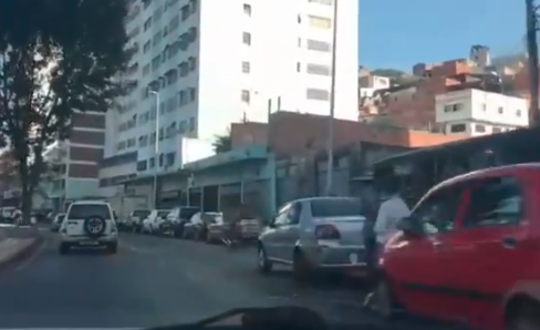 Cola para surtir gasolina en Gato Negro llega a las cercanías de Miraflores (VIDEO)