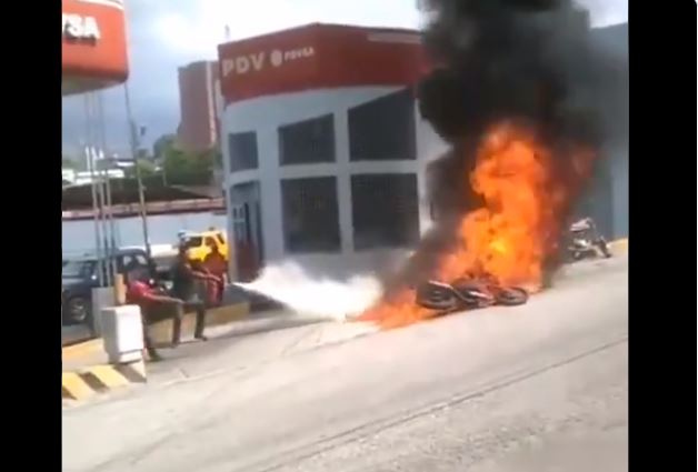 Una moto se incendió apenas echó gasolina en Trujillo (Video)