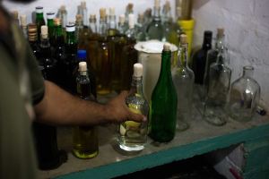 Ante cierre de licorerías por coronavirus, mueren 10 hombres en India por beber desinfectante