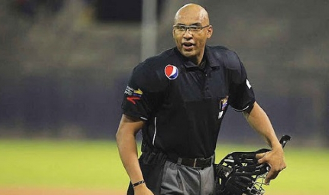 Debutaron en MLB los umpires venezolanos, José Navas y Edwin Moscoso