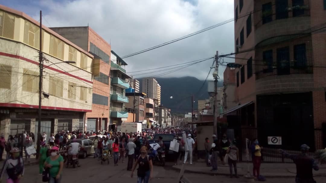 En Catia ciudadanos desobedecen al régimen de Maduro y salen en avalancha a las calles a buscar sus ingresos #6Jul (Fotos exclusivas)