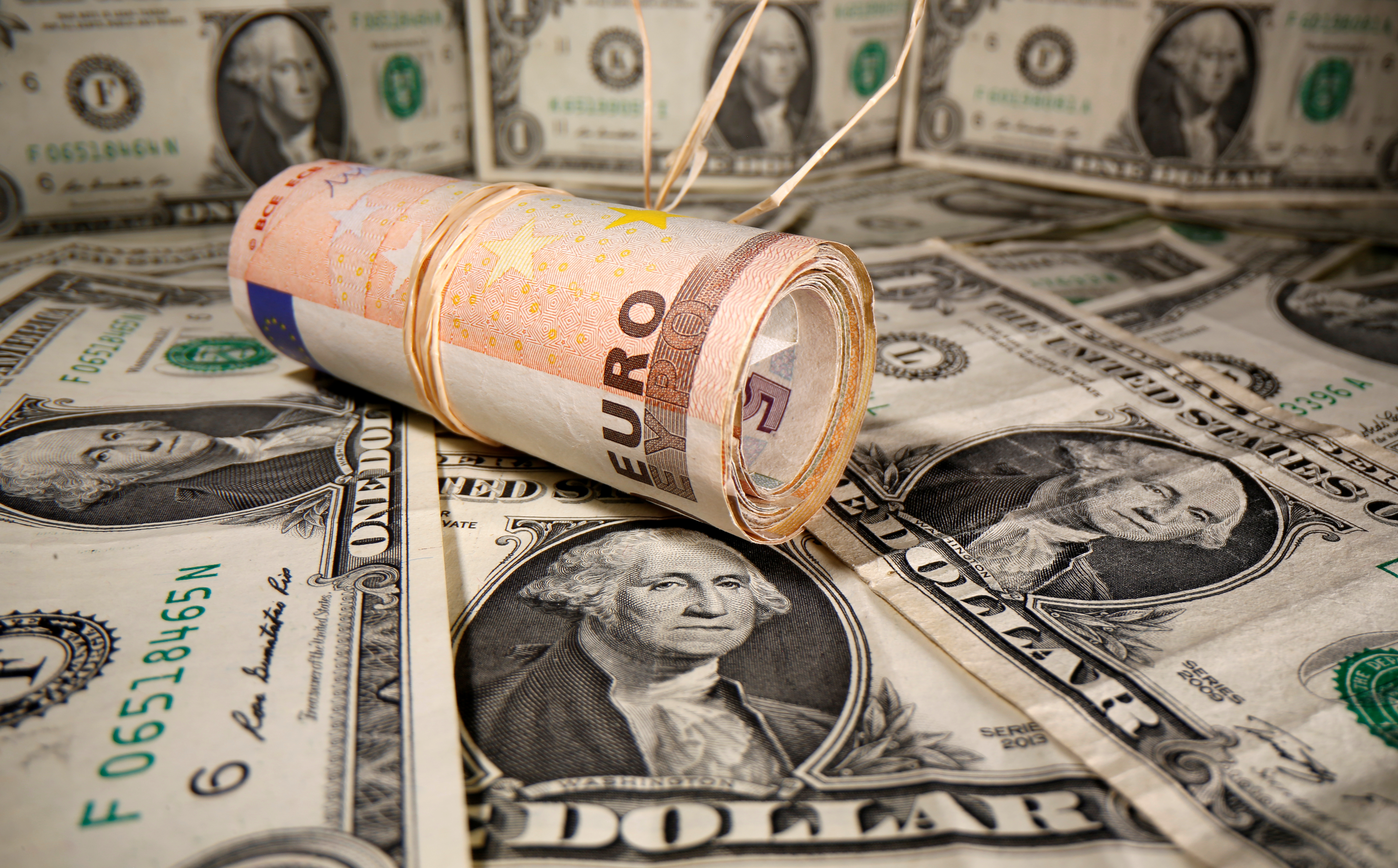 Dólar alcanzó nuevo máximo en casi 20 años ante el euro