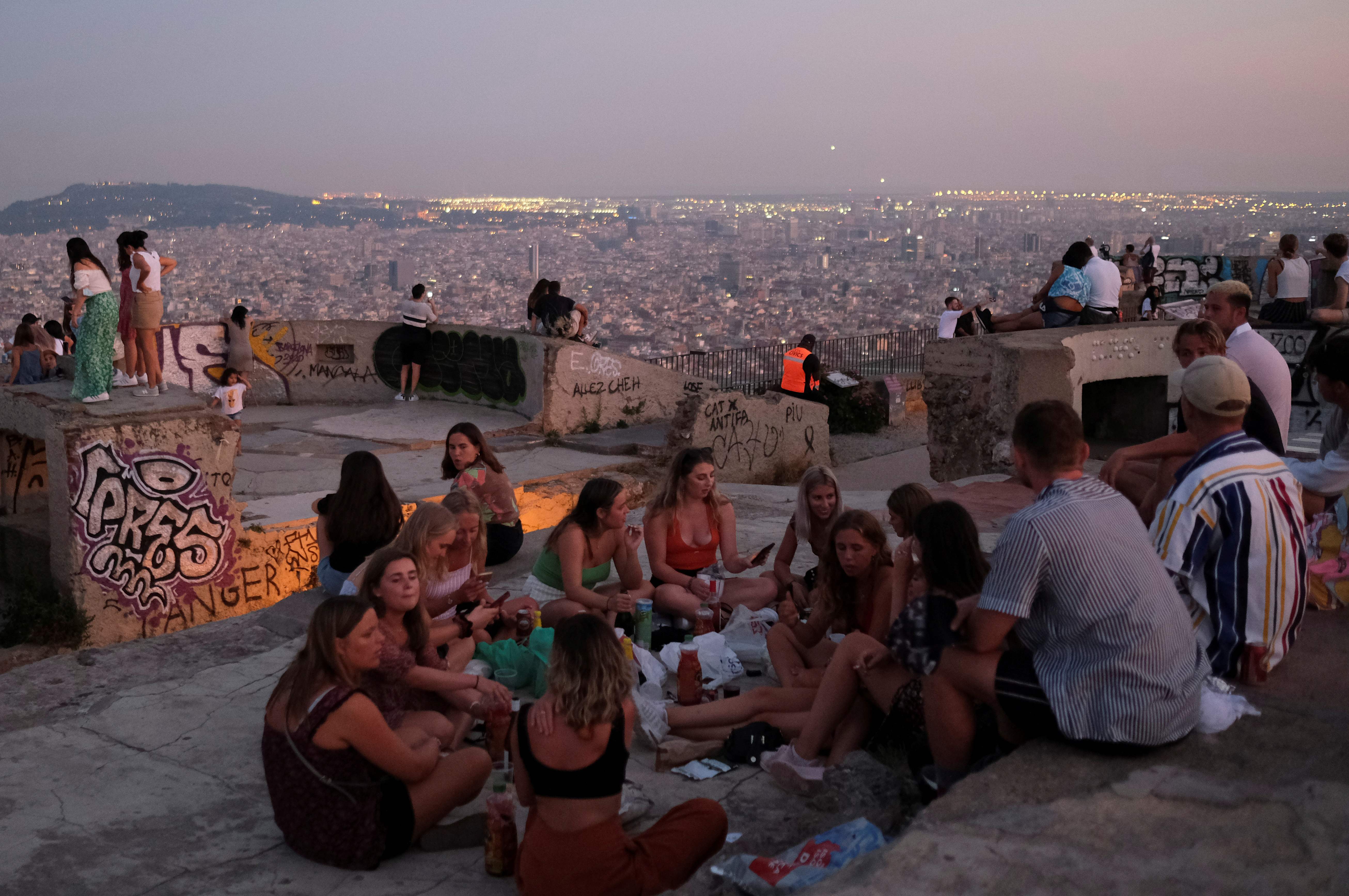 Jóvenes catalanes se enfrentan a cuantiosas multas por hacer fiestas con alcohol al aire libre